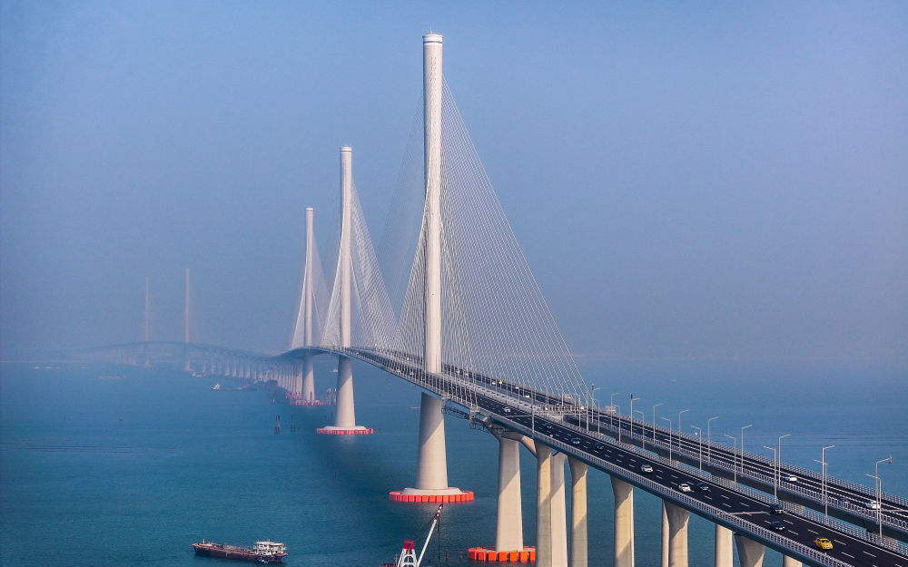 　　位于粤港澳大湾区的黄茅海跨海通道正式通车后，车辆行驶在黄茅海大桥上（2024年12月11日摄，无人机照片）。新华社记者 刘大伟 摄