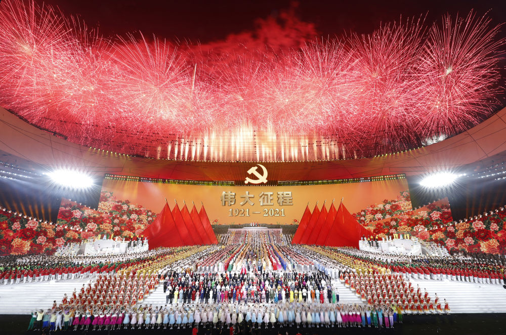 　　2021年6月28日晚，庆祝中国共产党成立100周年文艺演出《伟大征程》在北京国家体育场盛大举行。这是文艺演出结束，全场共同高唱《没有共产党就没有新中国》。新华社记者 黄敬文 摄