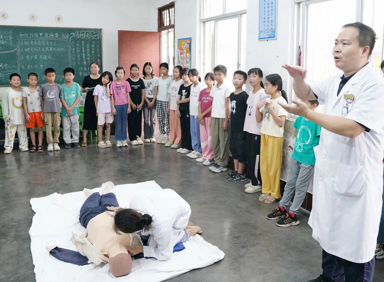 关注健康教育丨罗定市开展“七一”送健康义诊活动 推动优质医疗资源下沉基层