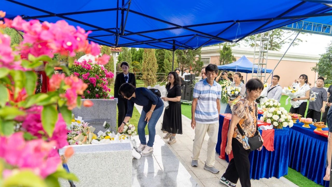 Interment of ashes ceremony for 'father of China's nuclear submarines' held in S.China's Guangdong