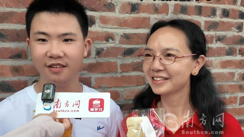 一举夺“葵”！初一男孩和妈妈举向日葵祝中考哥哥金榜题名