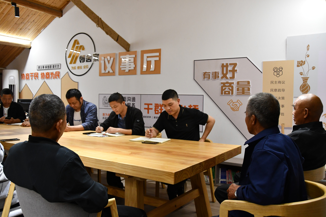 武義縣后陳村村“兩委”在鄰舍家議事廳與村民座談，收集民意。共享聯(lián)盟·武義 呂柳燕 攝