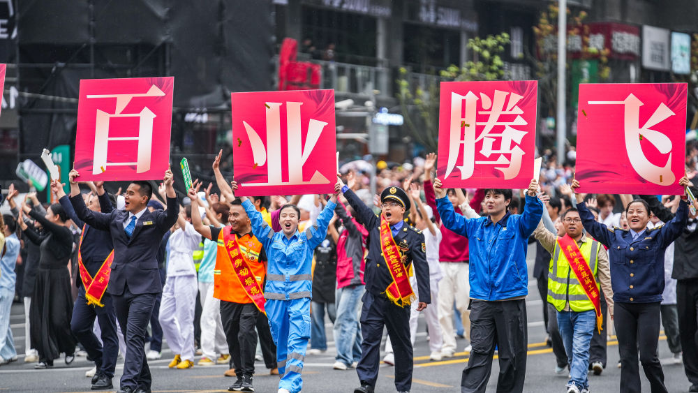 　　2025年5月18日，贵州民族团结大巡游活动在贵州省贵阳市举行。这是奋斗之光方阵的表演队伍在进行巡游。新华社记者 陶亮 摄
