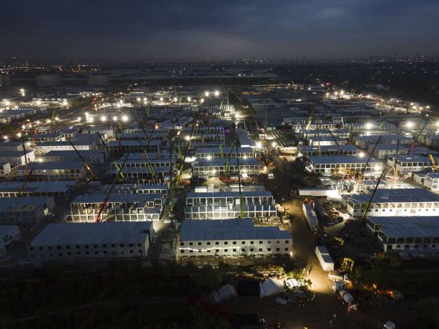 11月21日晚，广州南沙健康驿站施工现场，灯火通明。