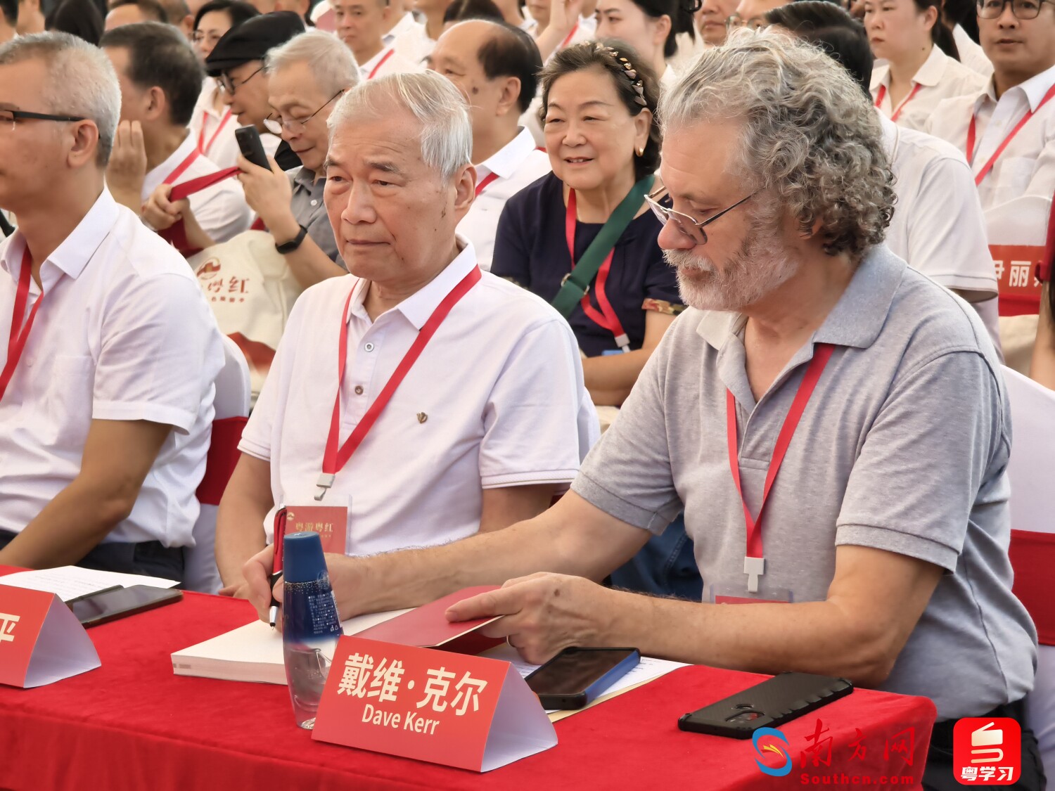 活动现场，曾生之子德平与克尔中尉之子戴维·克尔坐在一起