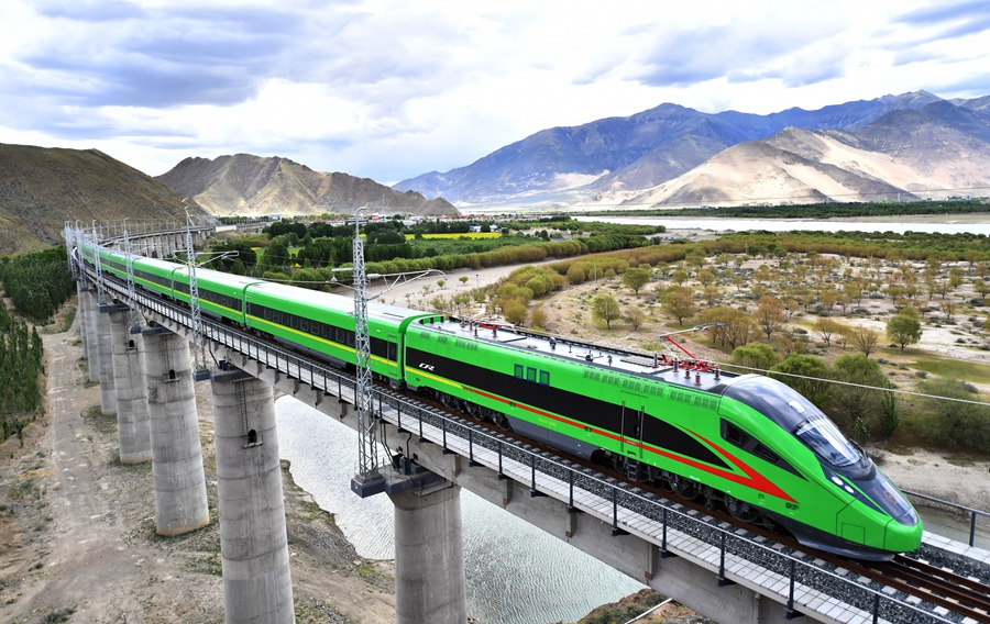 这是2021年6月16日拍摄的行驶在拉林铁路上的复兴号列车。新华社记者 觉果 摄