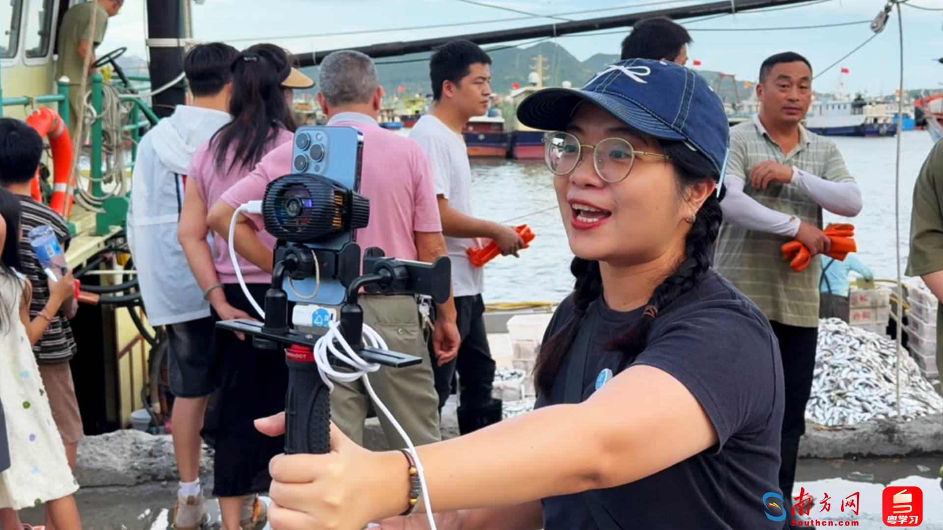 海鲜带货主播正在渔港边直播。