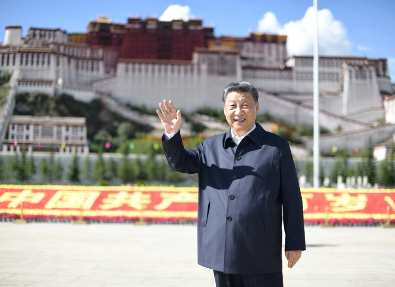 2021年7月22日，习近平总书记在布达拉宫广场考察时，向游客和当地群众挥手致意。