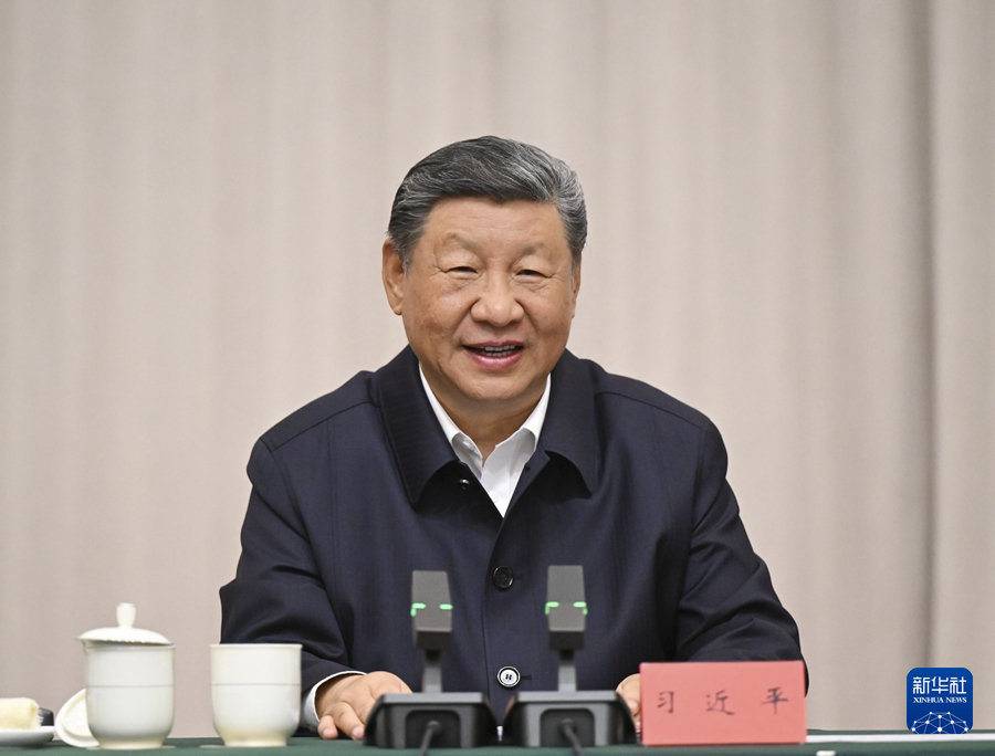 8月20日下午，率中央代表团出席西藏自治区成立60周年庆祝活动的中共中央总书记、国家主席、中央军委主席习近平在拉萨听取西藏自治区党委和政府工作汇报，发表了重要讲话。新华社记者 谢环驰 摄