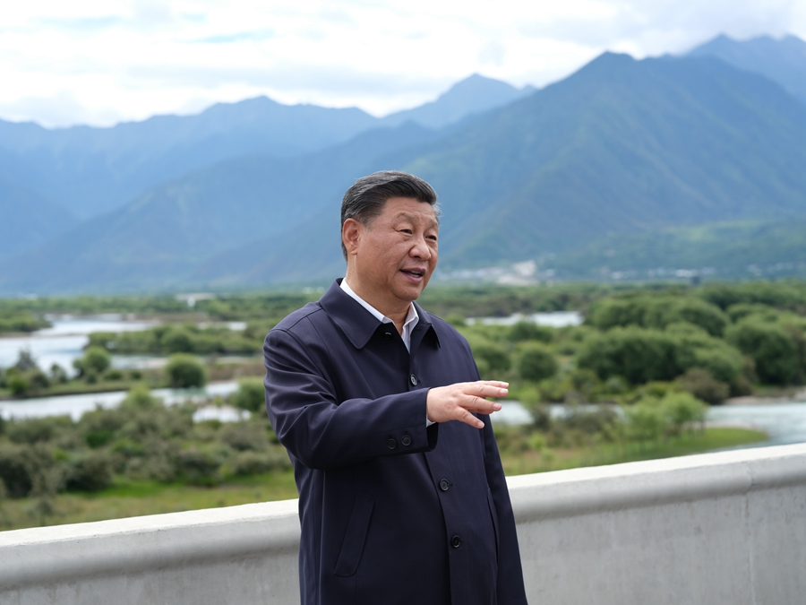 2021年7月21日至23日，习近平总书记来到西藏，祝贺西藏和平解放70周年，看望慰问西藏各族干部群众。这是21日上午，习近平总书记在林芝尼洋河大桥考察雅尼湿地。新华社记者 李学仁 摄