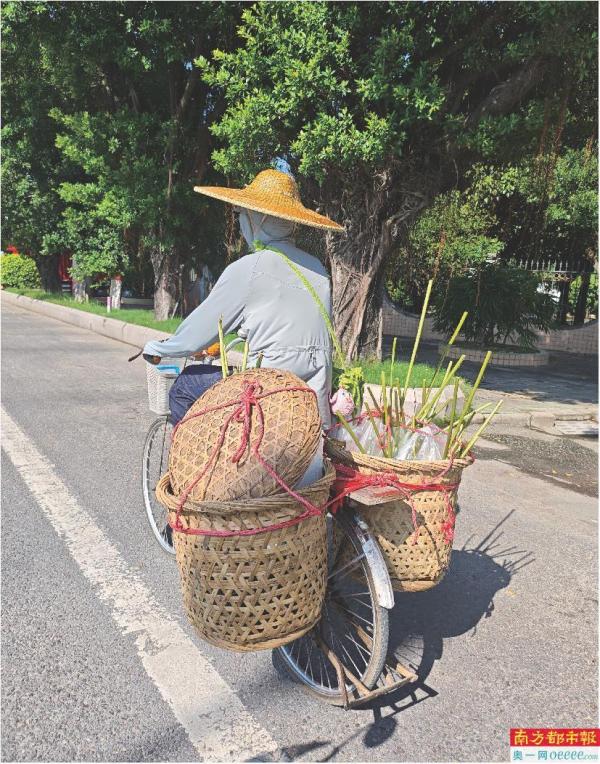  00后摆摊卖菜走红：大芥蓝让人向往乡村 “老猴糖”引来回忆杀