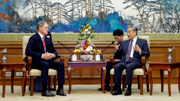 王毅会见美国新任驻华大使庞德伟