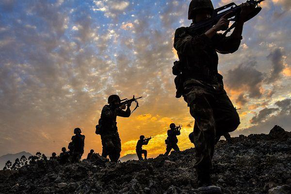 “强军精武红四连”官兵在陌生地域开展战场搜索训练。