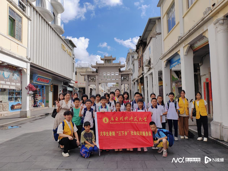 组织中小学生到潮州古城开展研学活动。