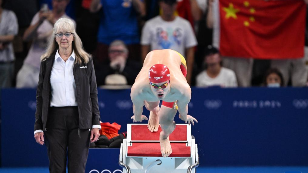 中国游泳赢了！潘展乐100米自由泳破世界纪录夺冠