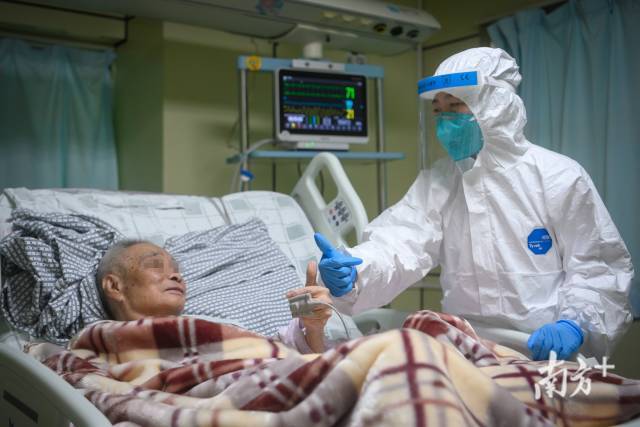 广州市第八人民医院，有多项基础疾病的90岁危重症患者转危为安，竖起拇指为医生点赞，医生也竖起拇指为他加油。