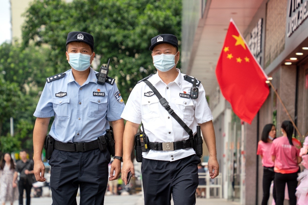 花都警方组织高级警长带队在迎宾大道开展步巡，保障辖区治安平稳有序。