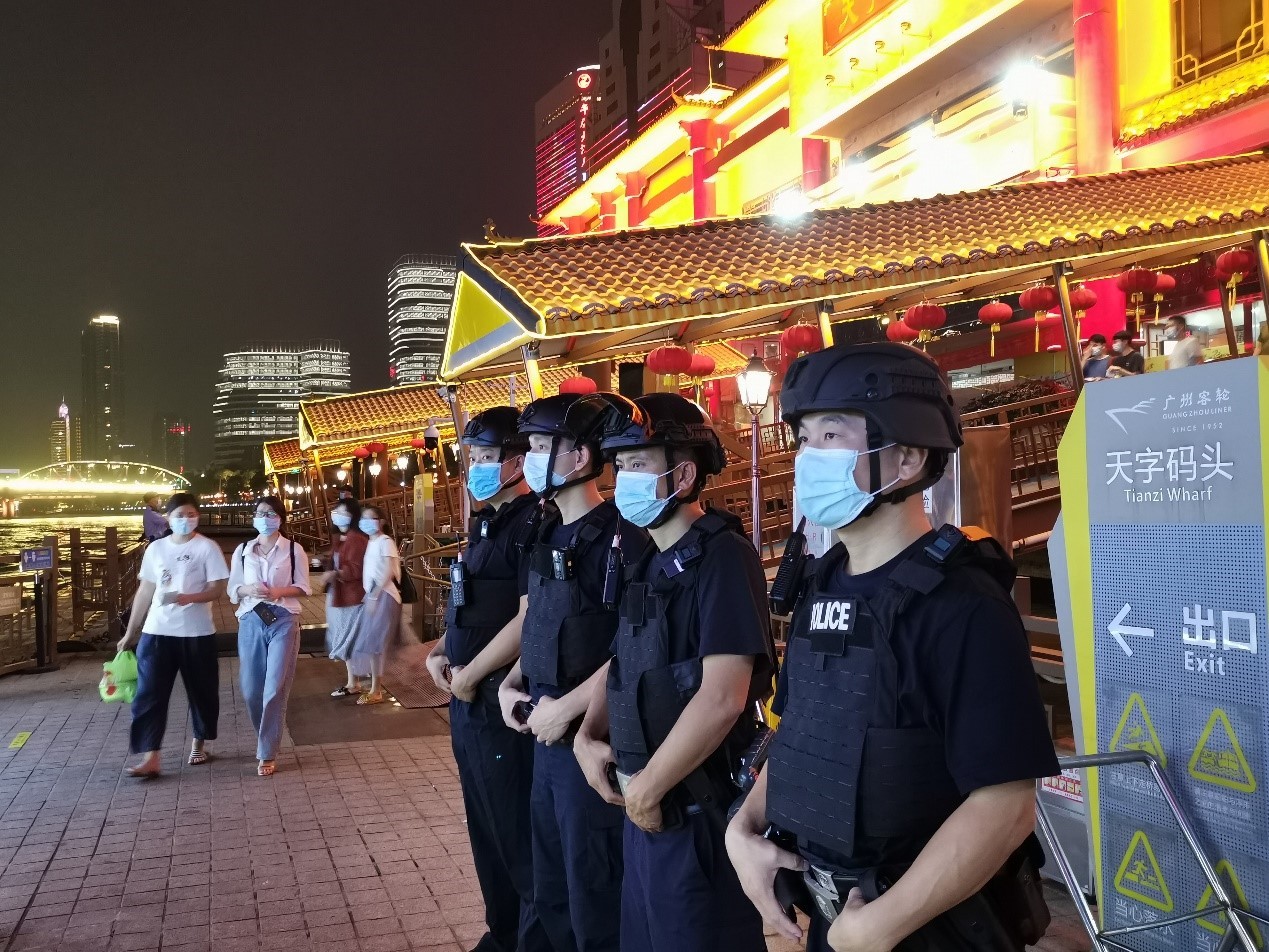 广州水警派出民警驻守各珠江游游船码头。