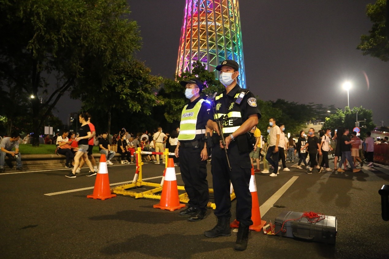 在广州塔景区开展人流疏导、区域巡控、地铁高峰管控等工作。