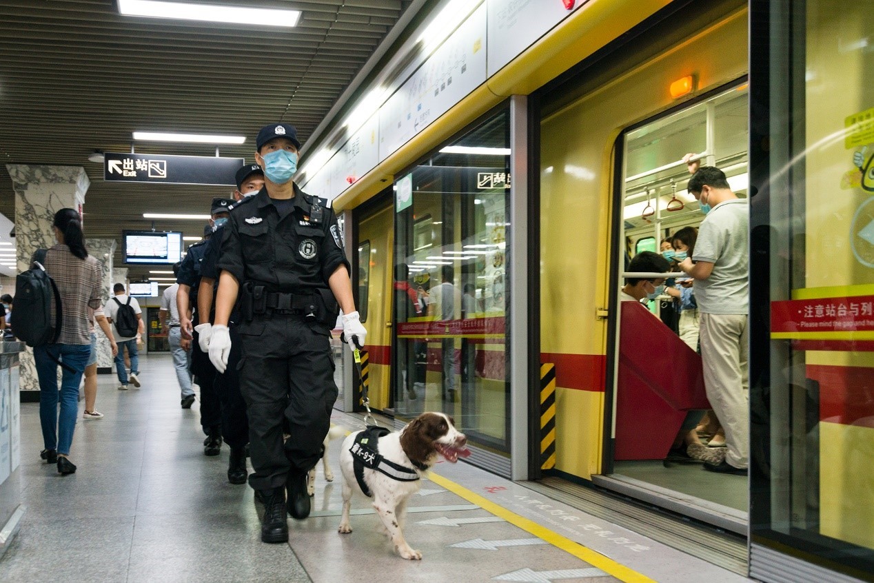 警犬专业队在地铁站内及沿线执勤，加强可疑物品查控，保障地铁治安平稳有序。