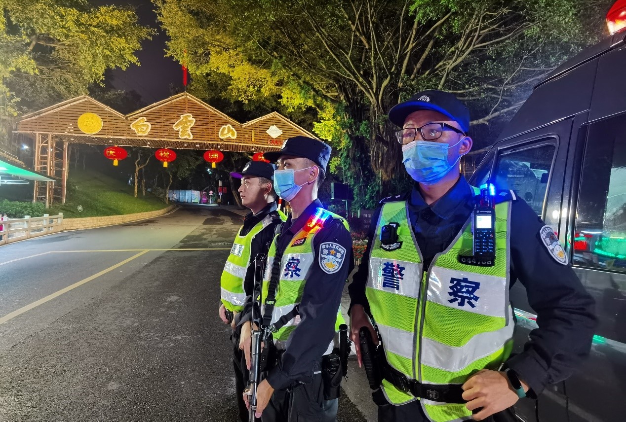 在白云山景区及周边不间断地开展巡逻防控、维护现场秩序，确保景区安全有序。