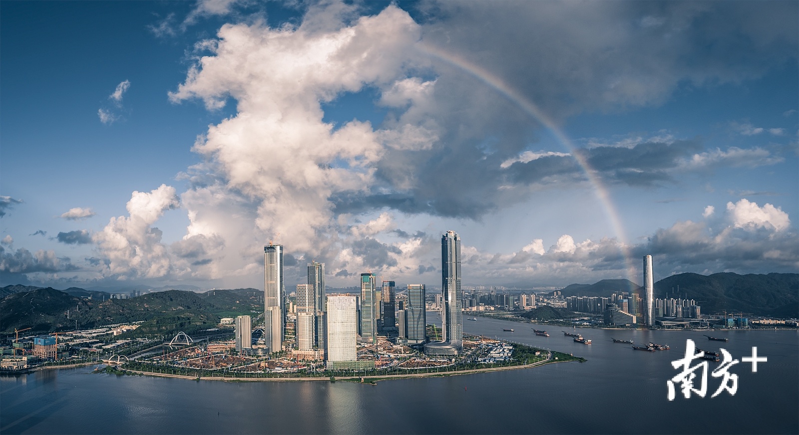 6月18日清晨，雨后的珠海横琴金融岛上空呈现美丽的彩虹。 梁嘉俊 摄