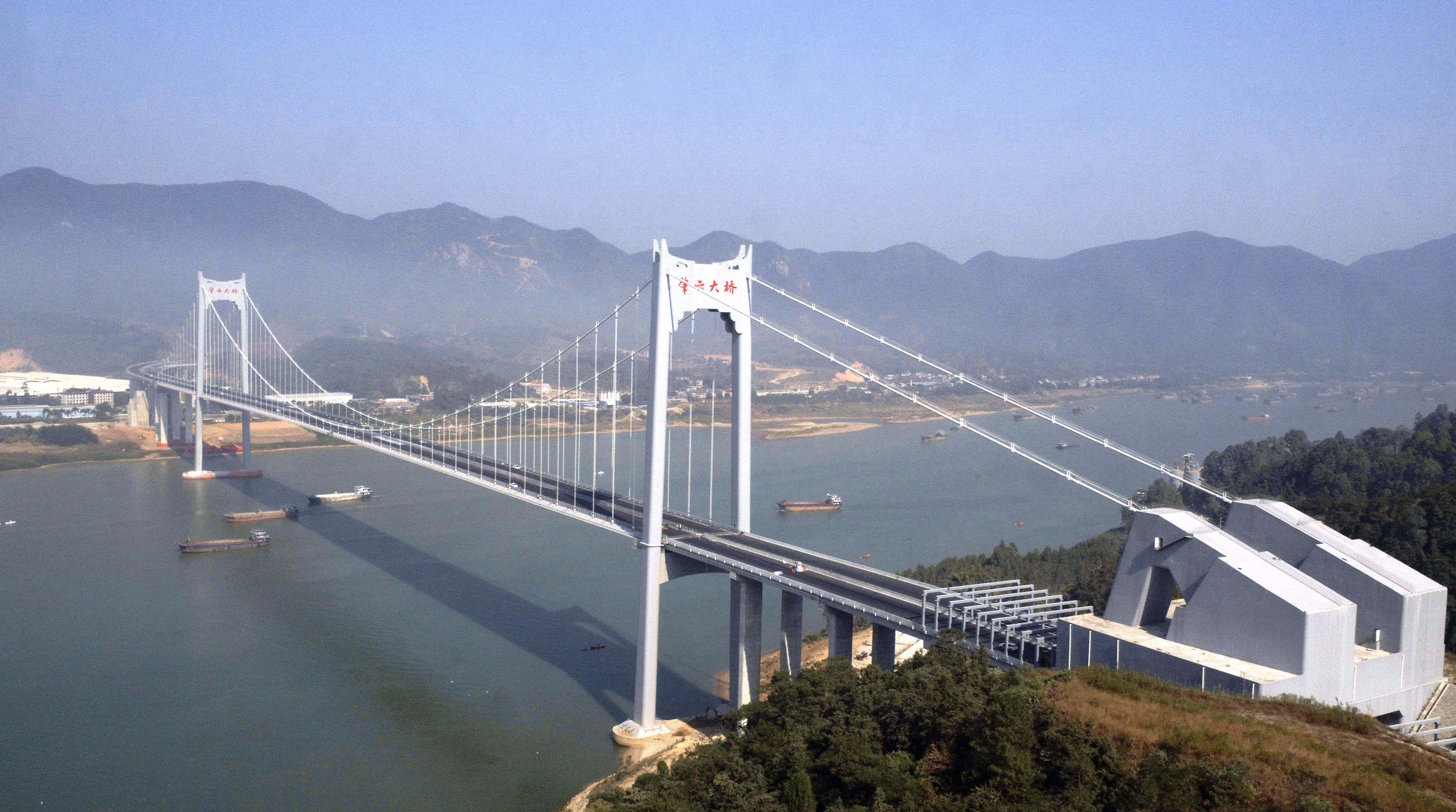 清云高速肇云大桥：让过江从1小时变为10分钟。