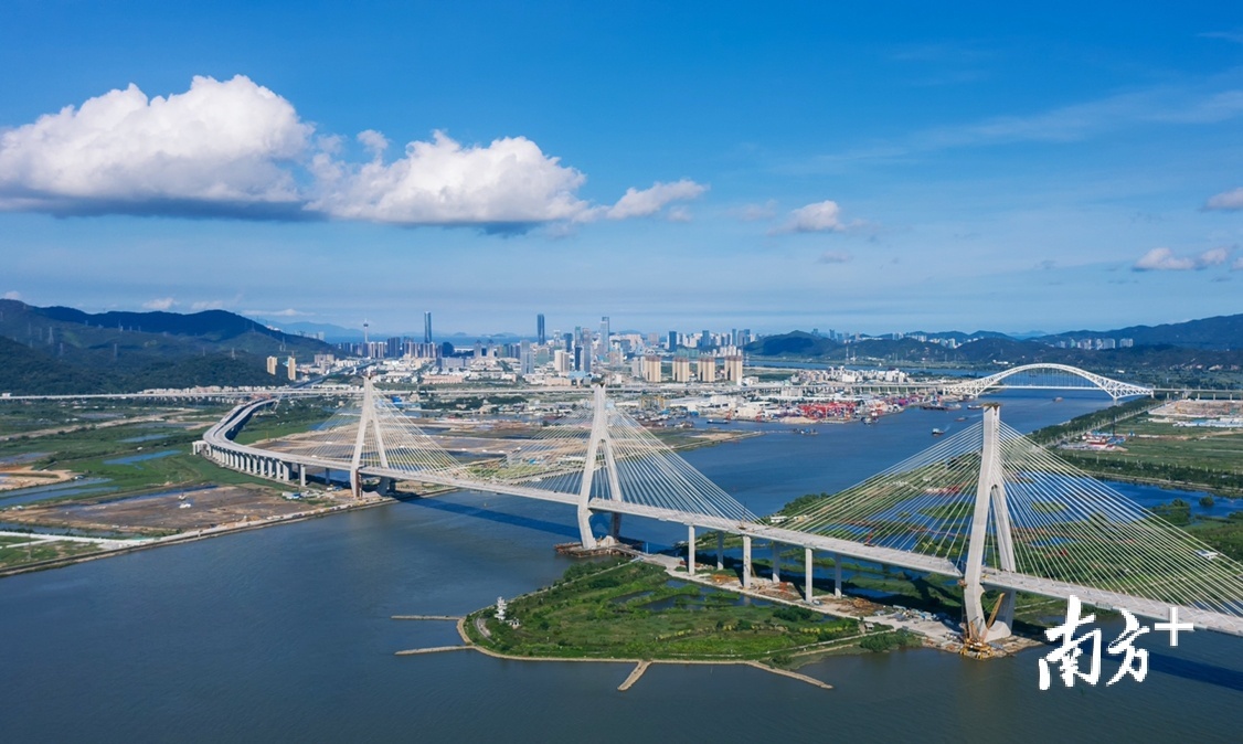 即将开通的洪鹤大桥，将成为连接东西区的交通要道。