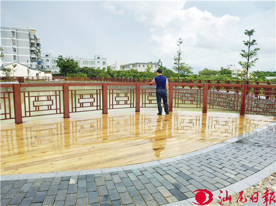 侨区第八社区滨水公园一角。