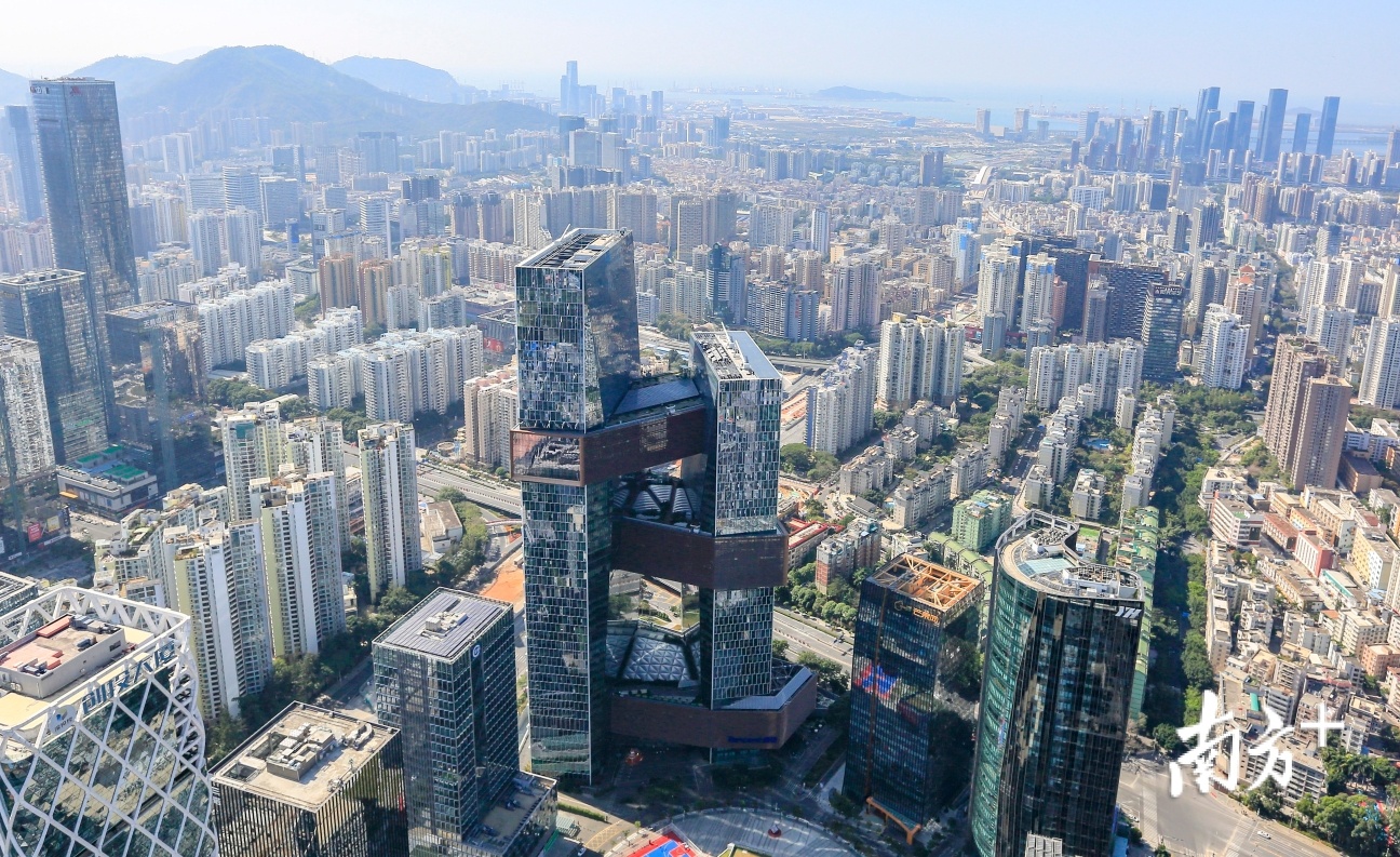 如今,深南大道一带高楼林立,已成深圳经济重镇和中心城区。 如今,深南大道一带高楼林立,已成深圳经济重镇和中心城区。