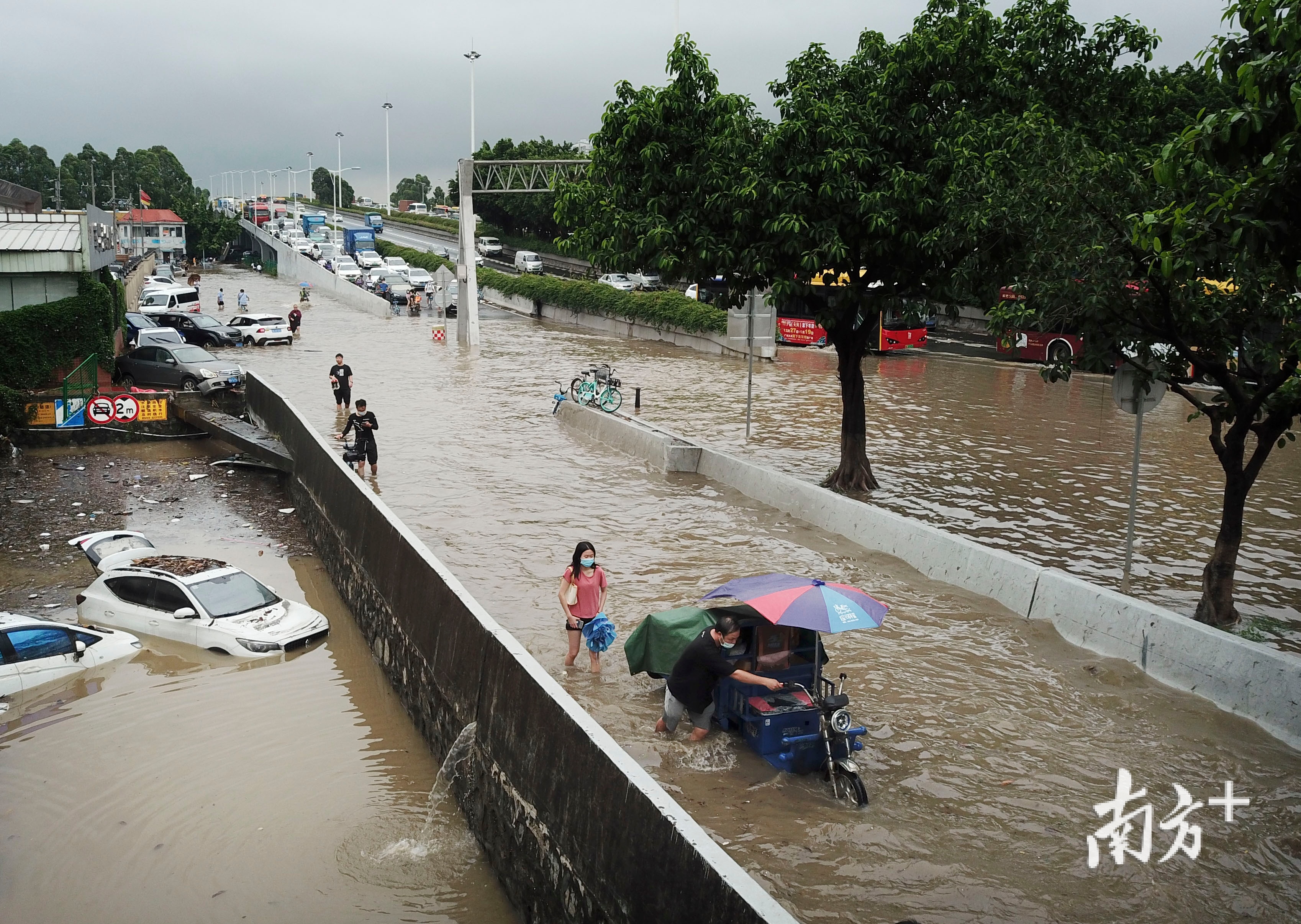 22日上午，广州市广园快速珠村禾镰贝路东往西方向出现水浸，道路被淹，积水最深处达1米。南方日报记者 肖雄 摄
