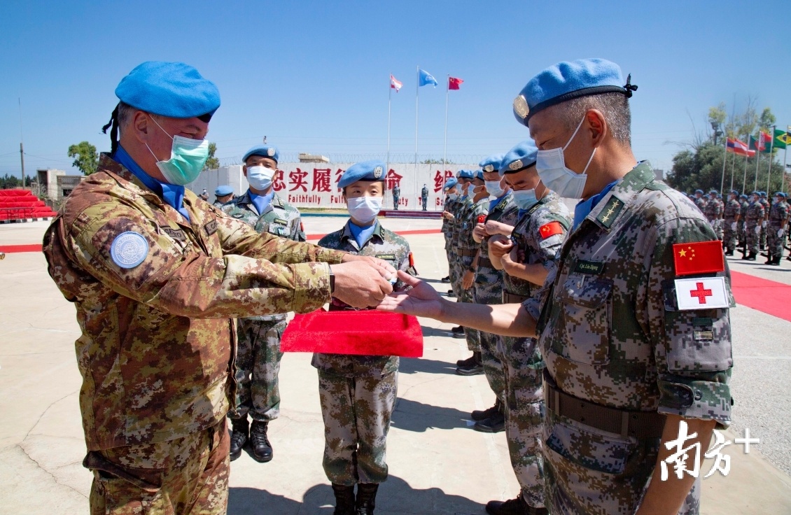 联黎司令授予全体官兵联合国“和平荣誉勋章”