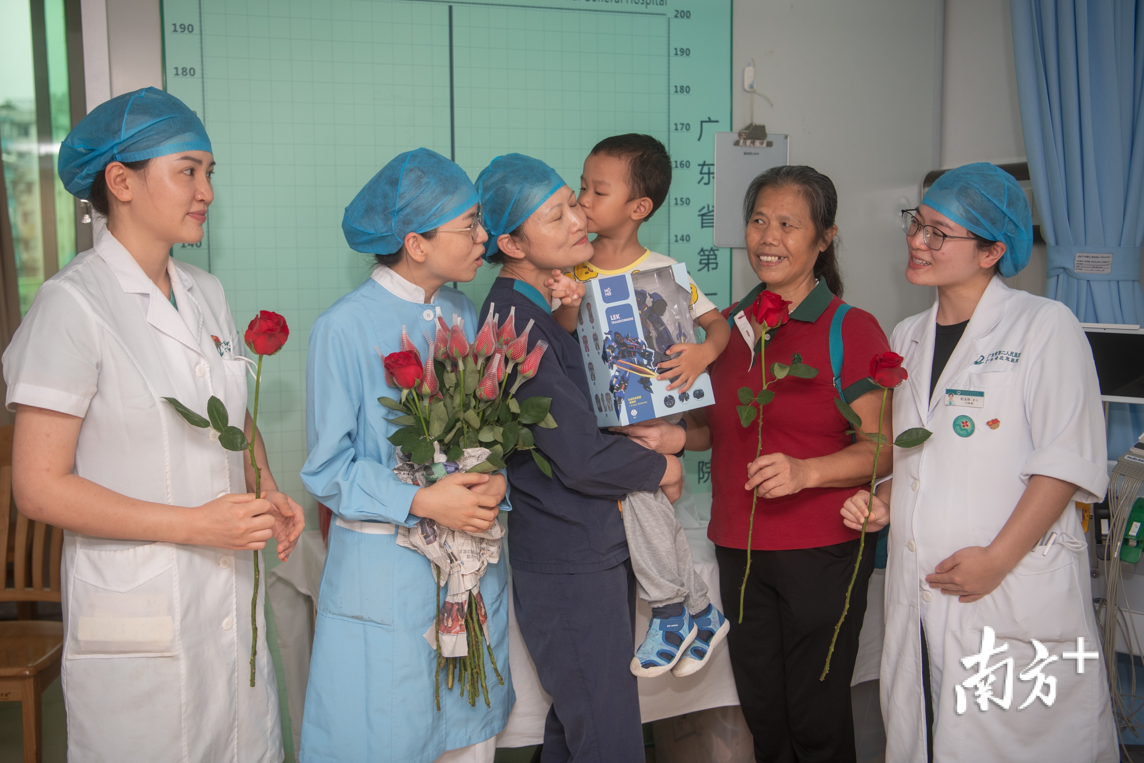 9月28日，源源前往省二医看望28个“临时妈妈”。