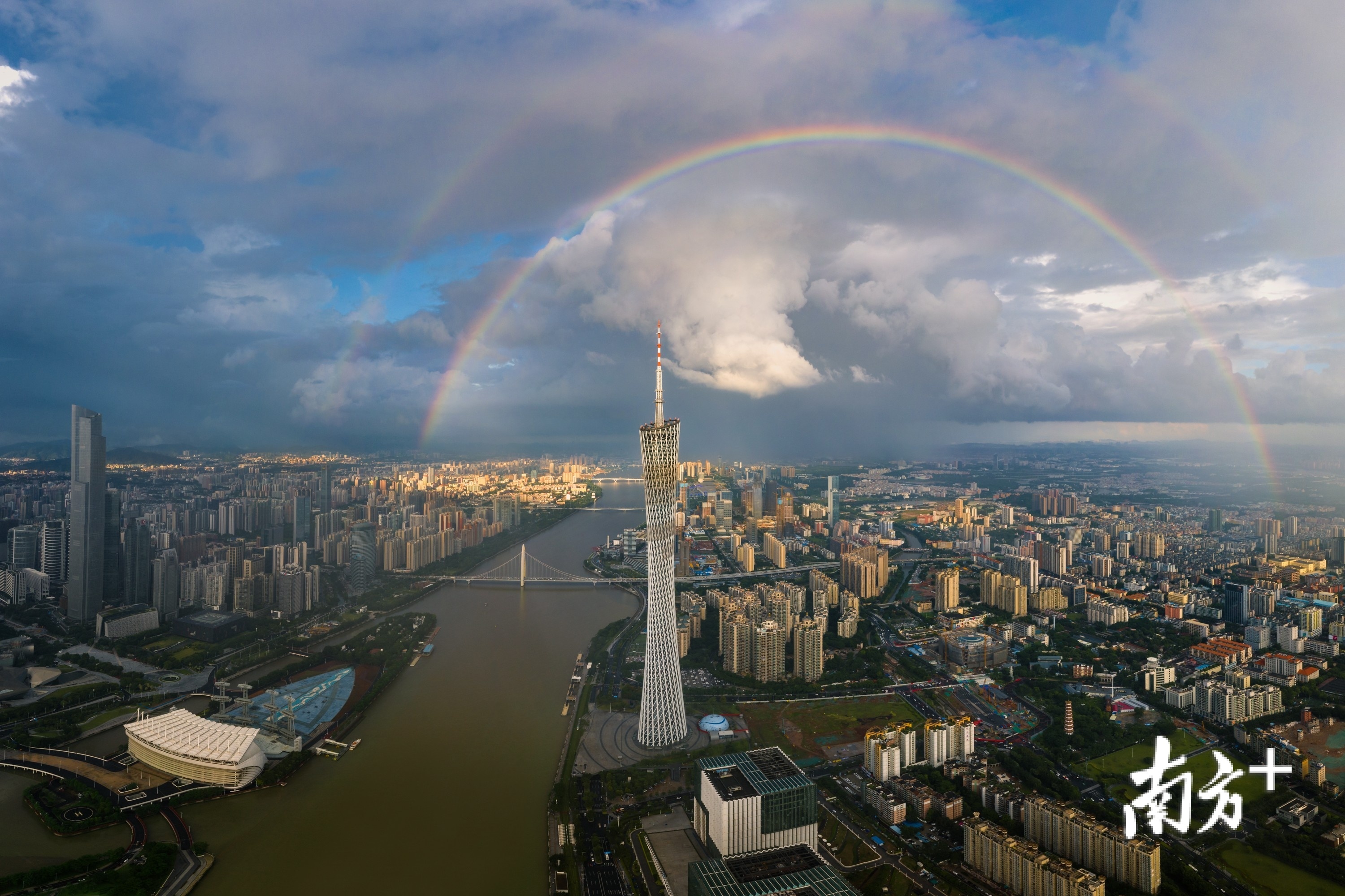 6月17日，三江汇聚，彩虹飞架；四通八达，美在珠江。 健仔 摄