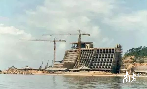 1980年代,深圳蛇口,建设中的南海酒店。它是全国第一批、深圳第一家五星级酒店 1980年代,深圳蛇口,建设中的南海酒店。它是全国第一批、深圳第一家五星级酒店