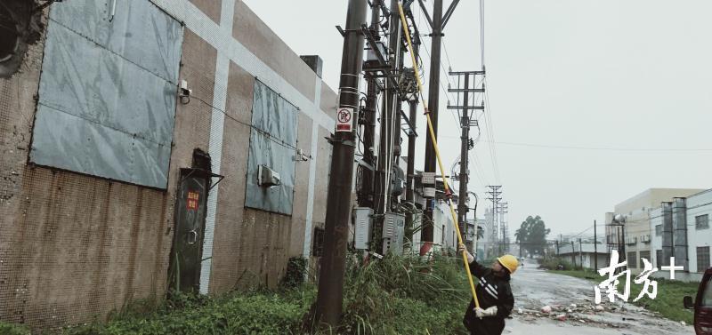 5月27日，阳江阳东局东城北惯中心所运维班班员林良宝徒步涉水1公里，对配电房遭遇水浸的小师傅工贸有限公司专变进行隔离操作，消除供电安全隐患，保障群众生命财产安全以及保障对其他用户的正常供电。黄华达 摄  