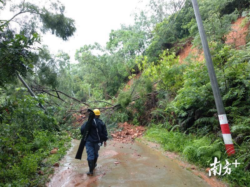 5月27日，受暴雨影响，阳东区红丰镇漠地垌水库周边山区多处发生山体塌方。在暴雨减弱后，阳东局塘坪红丰大八所供电人员迅速出动，前往该处对高低压供电线路进行巡查，排查该处供电线路是否存在受损及安全隐患。由于塌方造成车辆无法进入，供电人员身背工具徒步进入山区巡线。李孟伟 摄