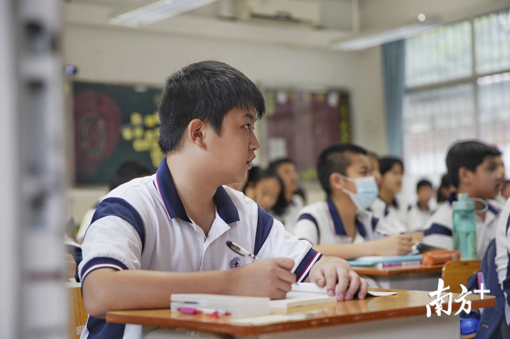 在广州铁一中学，学生脱下口罩上课。南方日报记者 姚志豪 摄