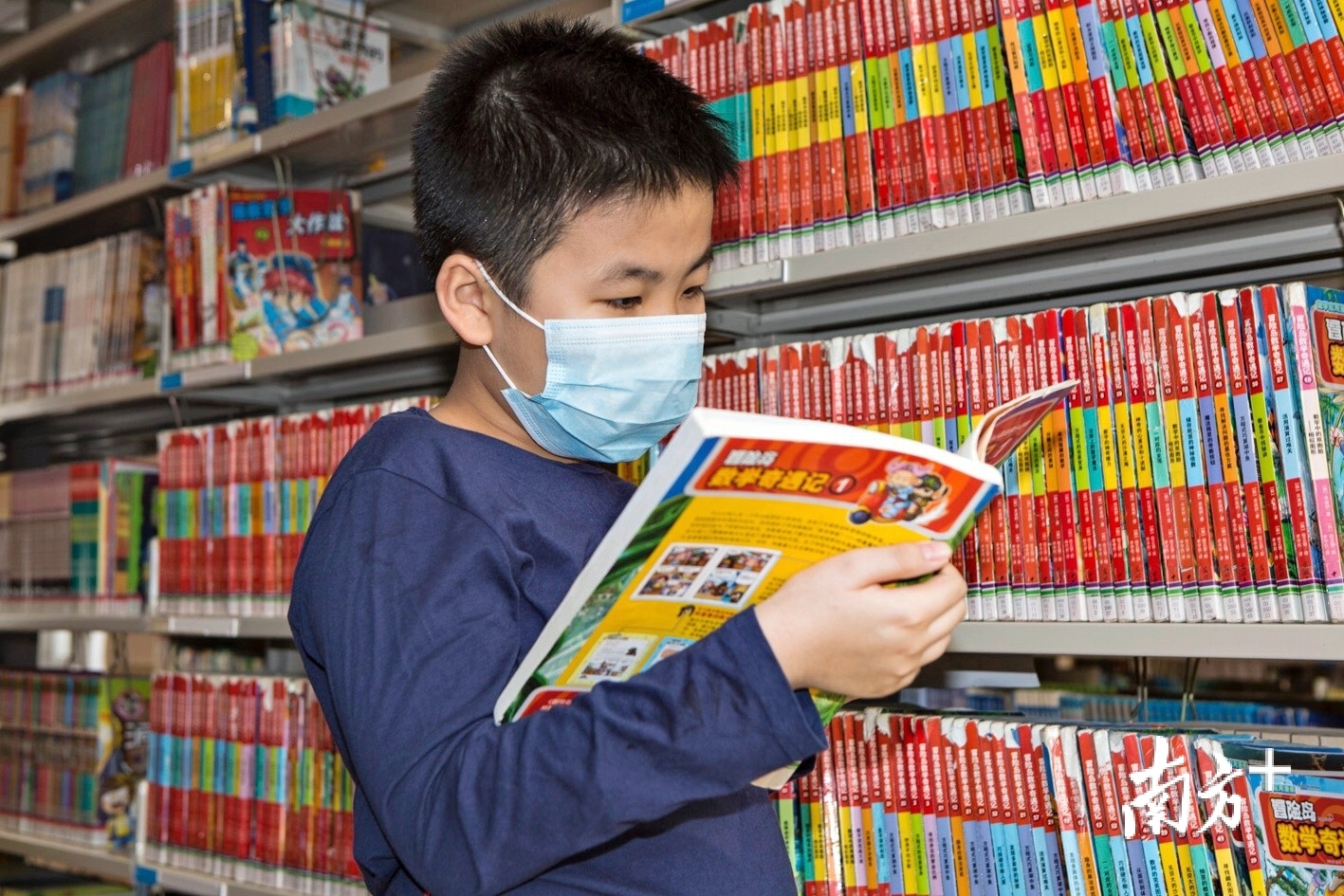 广州图书馆的儿童书籍，吸引了很多小朋友。