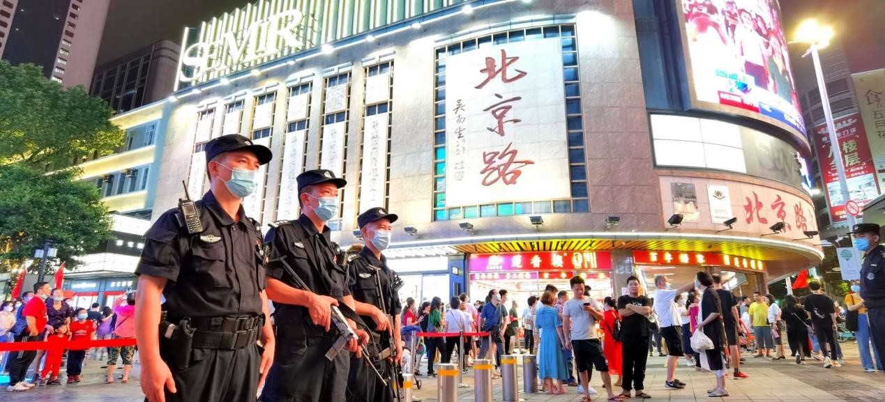 越秀区公安分局围绕北京路步行街，开展治安防控。