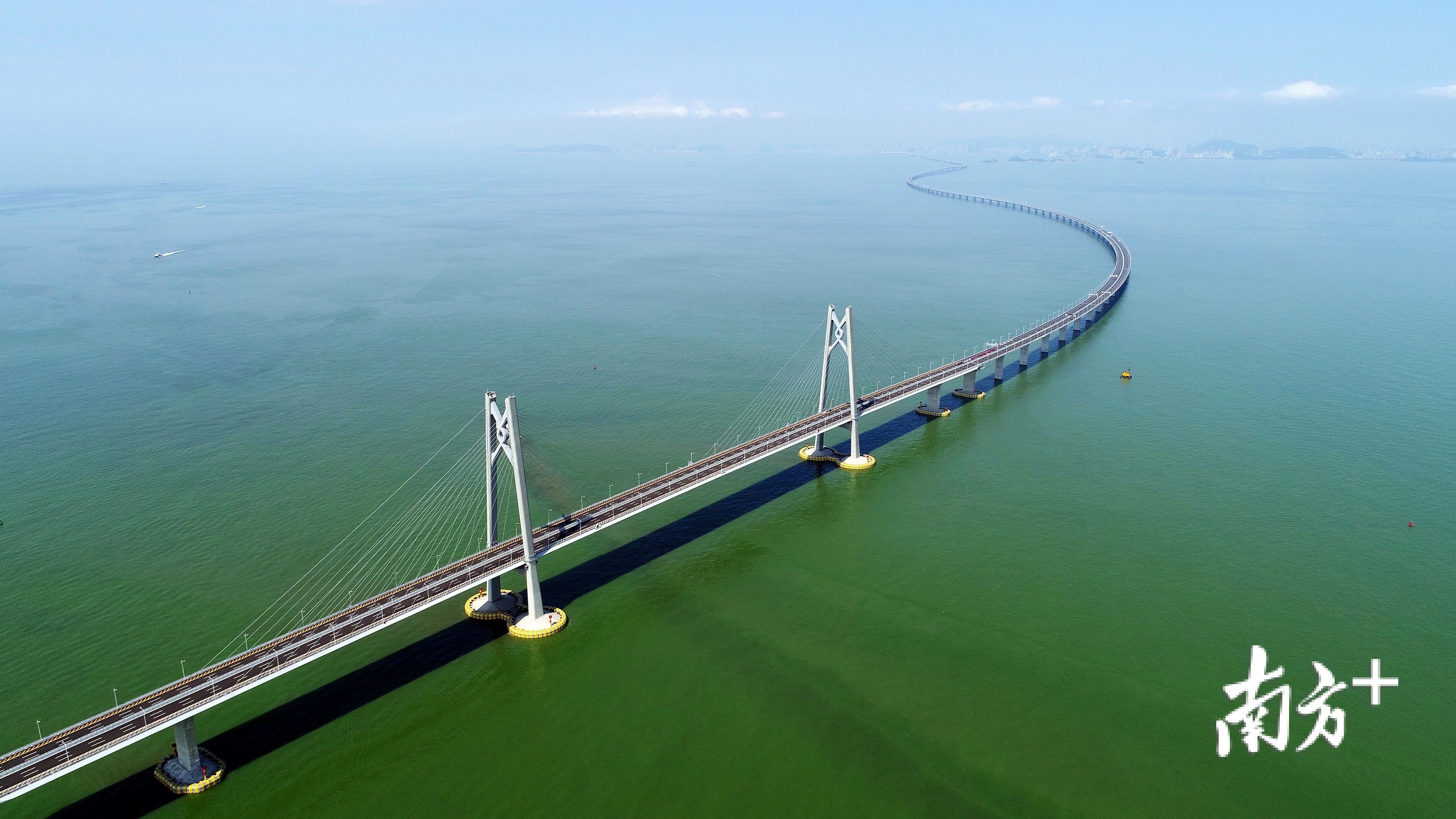 2018年10月通车的港珠澳大桥，是单Y，没能实现珠海和深圳的直通。