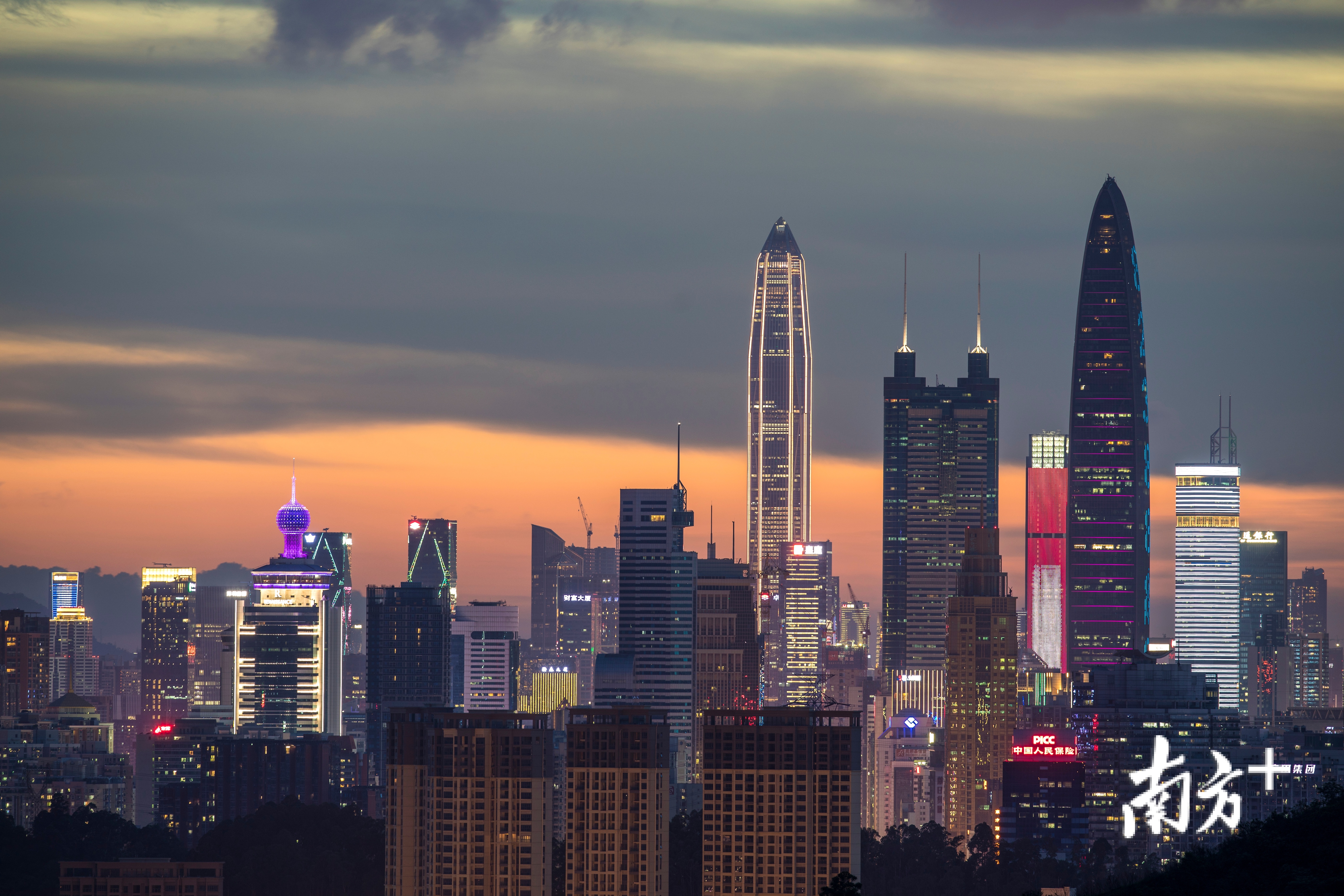 2020年6月，平安大厦、京基100、地王大厦交替成为深圳市的地标，最早期的地标国贸大厦缩落在左侧建筑群中。
