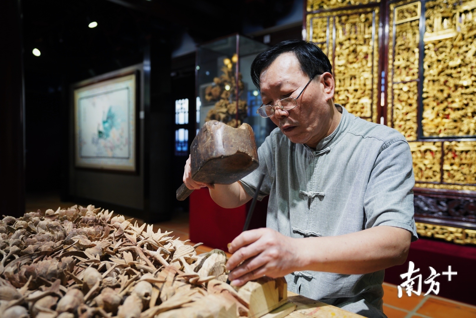 国家级非遗项目传承人金子松在展演木雕。