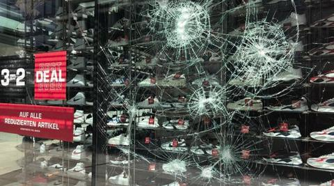 一家在骚乱中被砸的鞋店。路透社