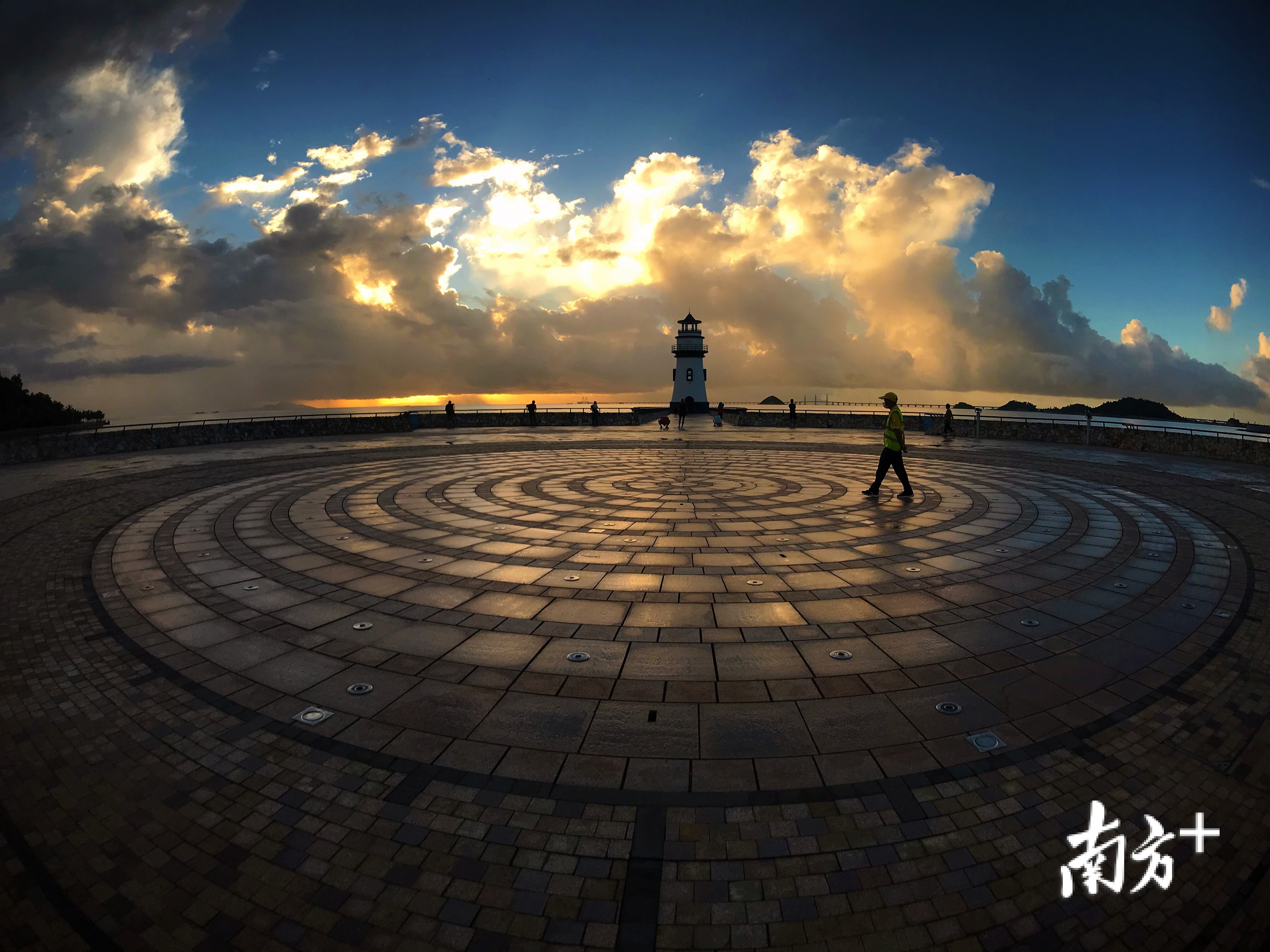 6月16日早晨，台风过后的珠海天空异样绚烂多彩，珠海灯塔的地面图纹像镀上了一层金光。 微游寰宇 摄