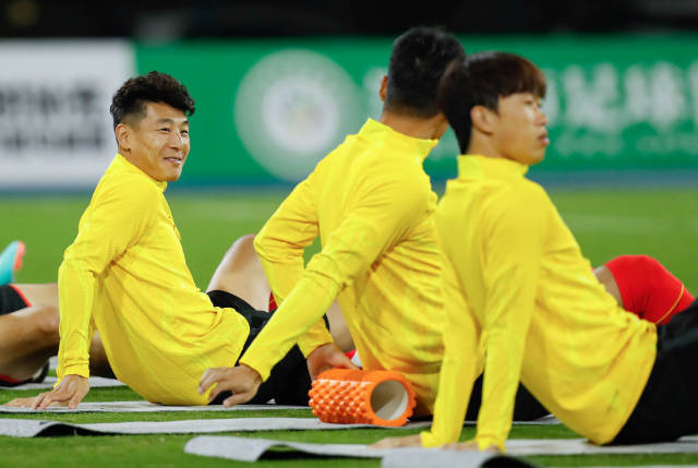 中国男足队员武磊（左）在训练中。新华社 发