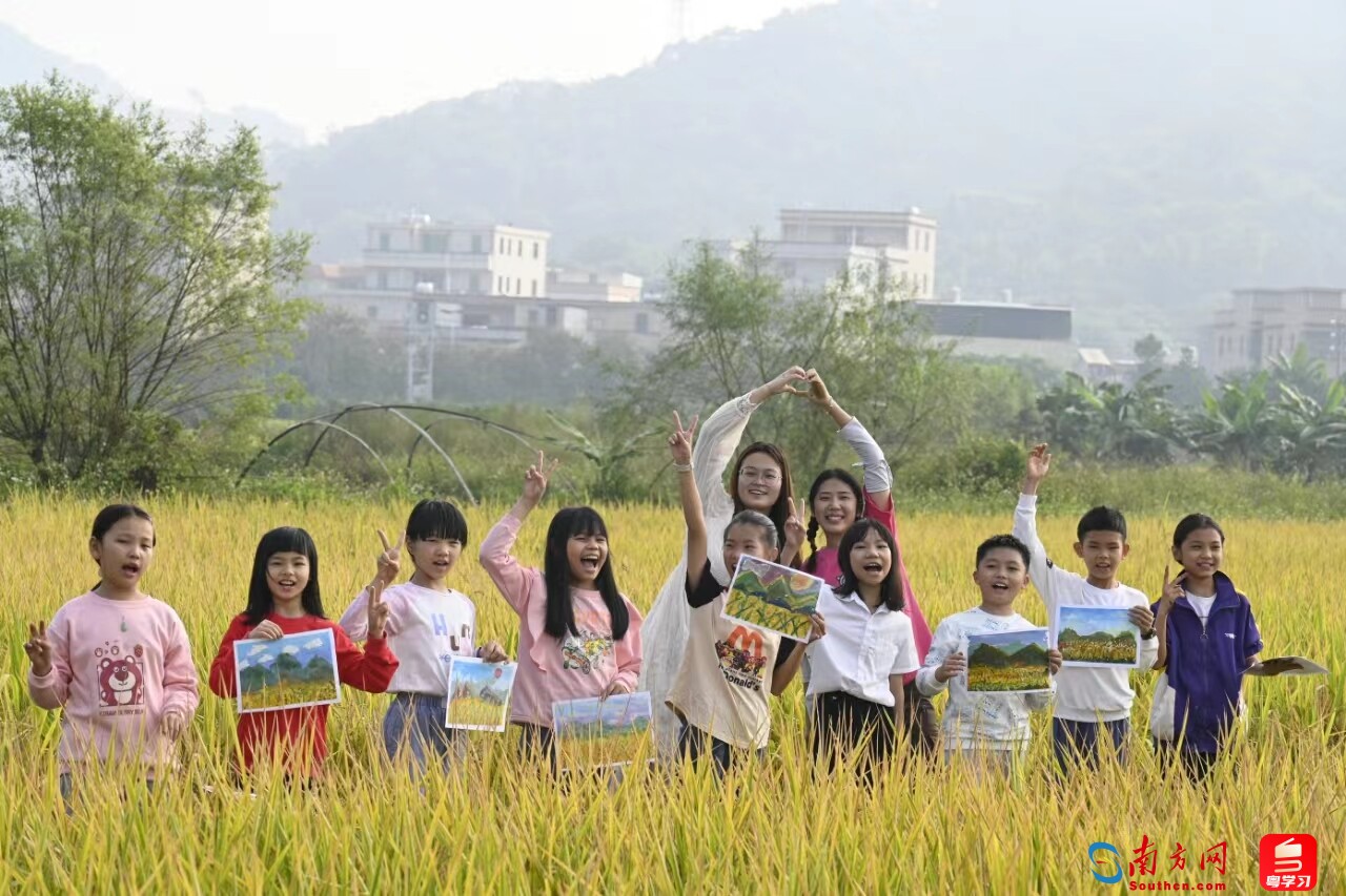 “美丽中国”支教志愿者带领学生在田野写生