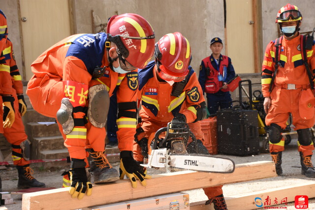 破拆救援过程中，南澳消防员对垫木进行切割