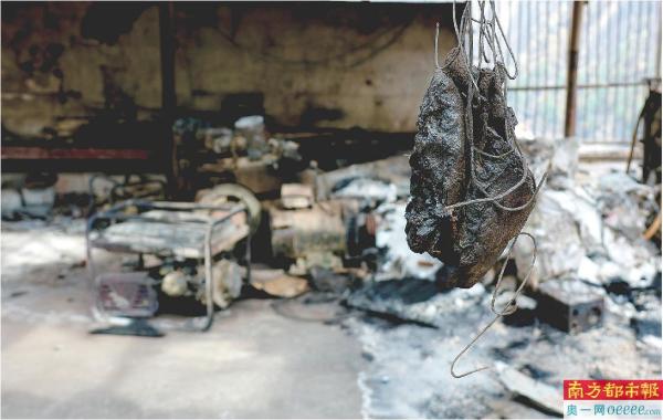 雅江县呷拉镇白姑村被烧毁的房屋。