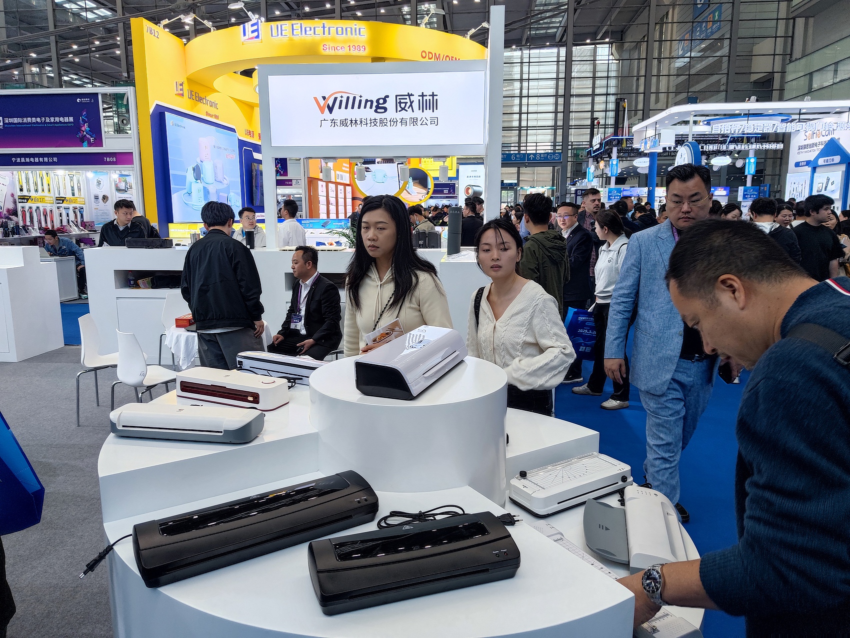 Customers in Shenzhen International Electronics & Smart Appliances Expo in Shenzhen, Mar 21, 2025. (CFP Photo)